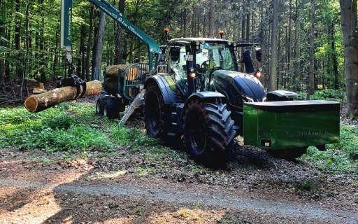 Valtra-Schlepper mit Rückekran von Forstbetrieb Tiesler im Wald